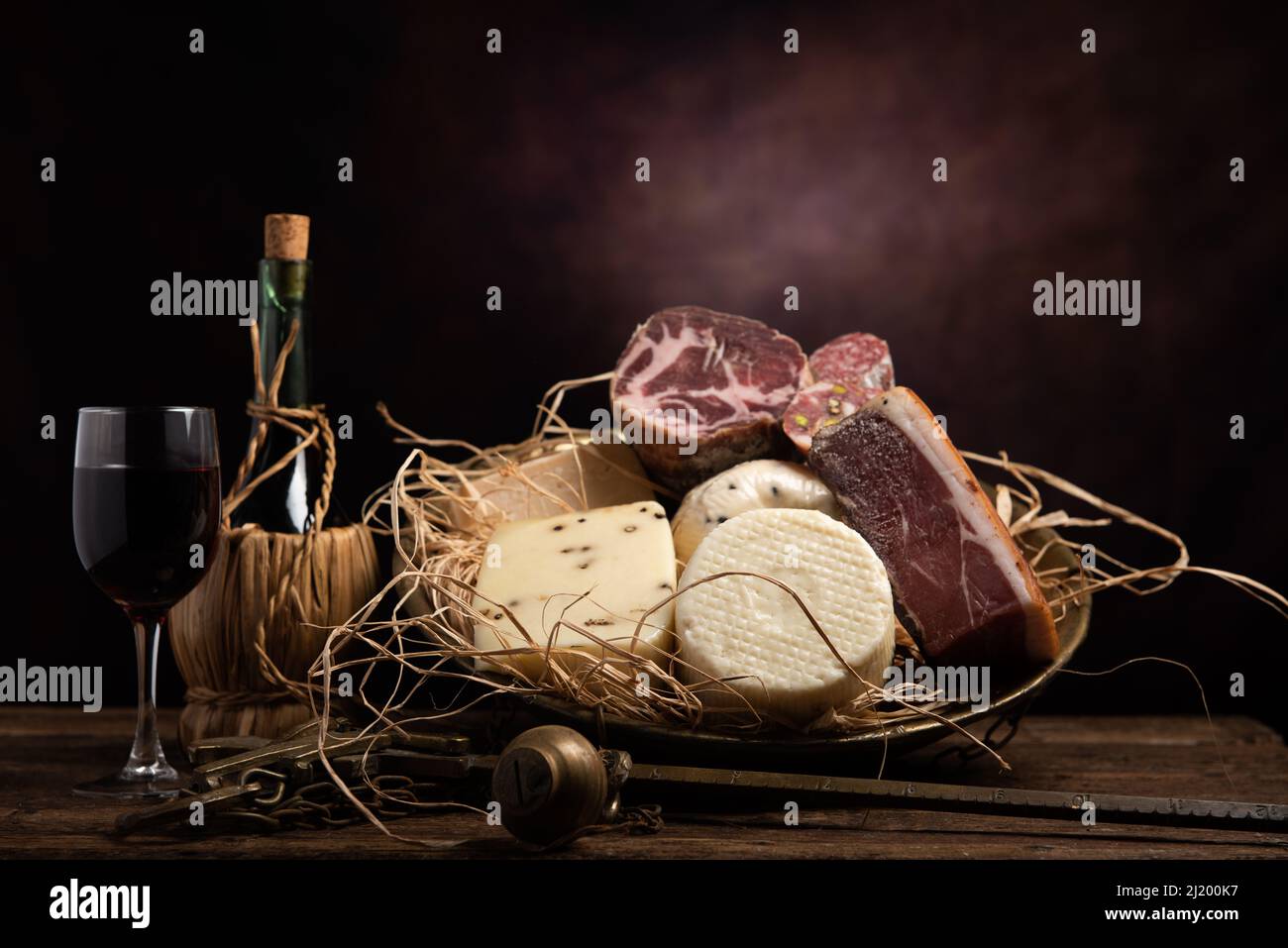 Assortiment de fromages faits maison, saumi sur table en bois avec fond en bois. Gros plan Banque D'Images
