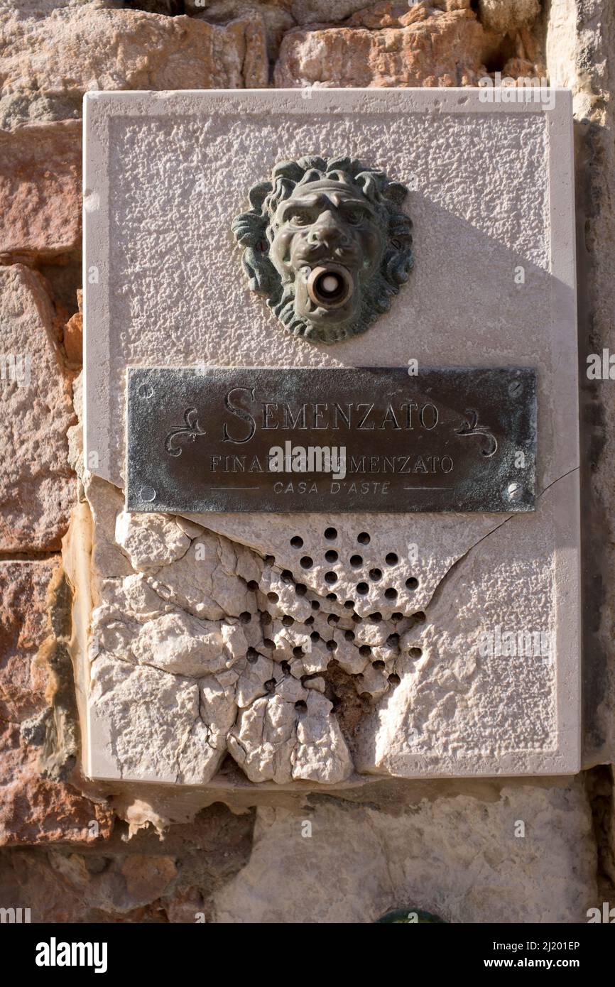 Intercom de Bell de porte au concessionnaire des beaux-arts à Venise en Italie Banque D'Images