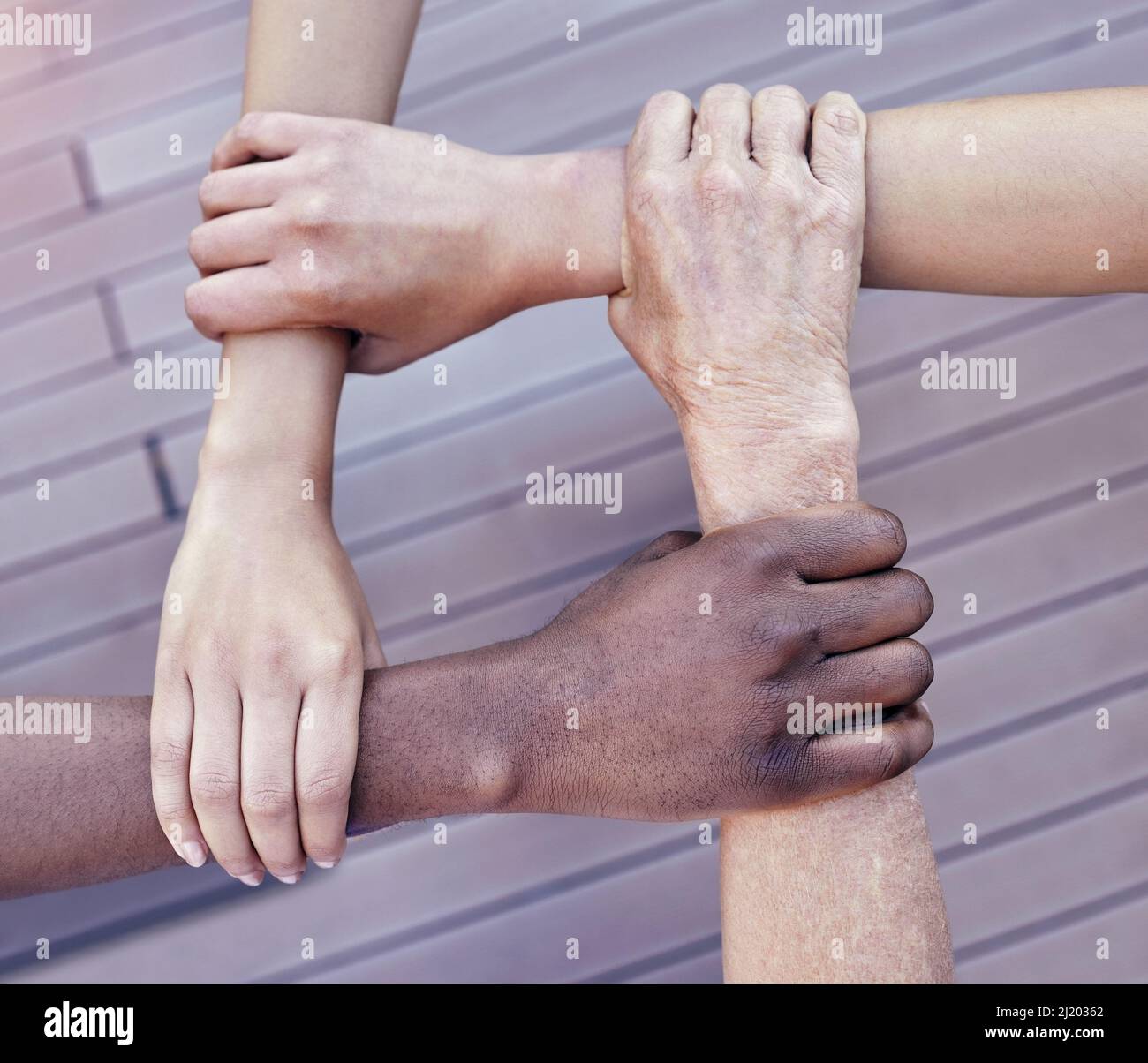 La qualité et le temps sont synonyme de réussite. Plan court d'un groupe  d'hommes d'affaires non reconnaissables qui se sont liés aux bras Photo  Stock - Alamy