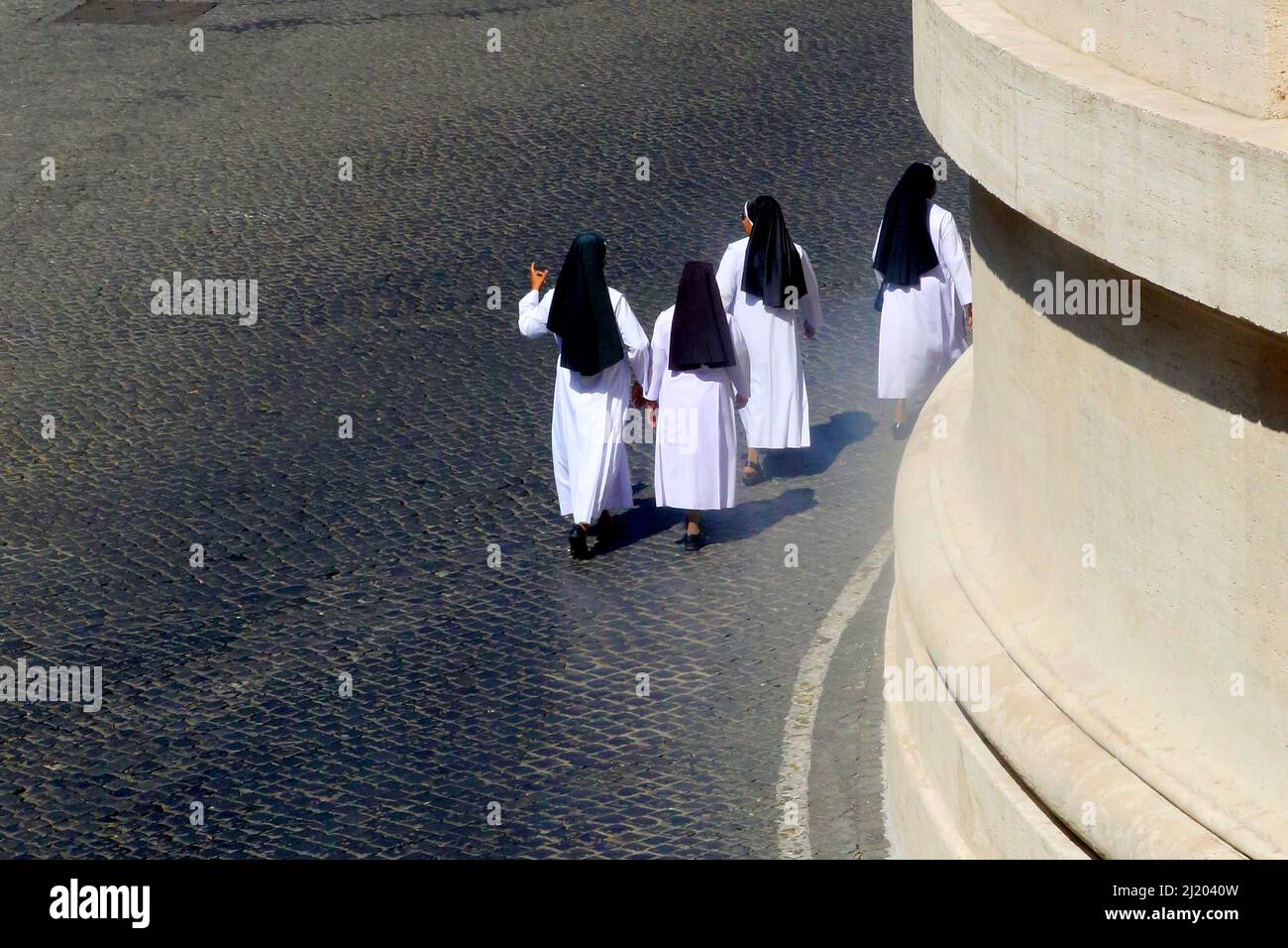 Vatican. Quatre religieuses marchant dans la Cité du Vatican Banque D'Images