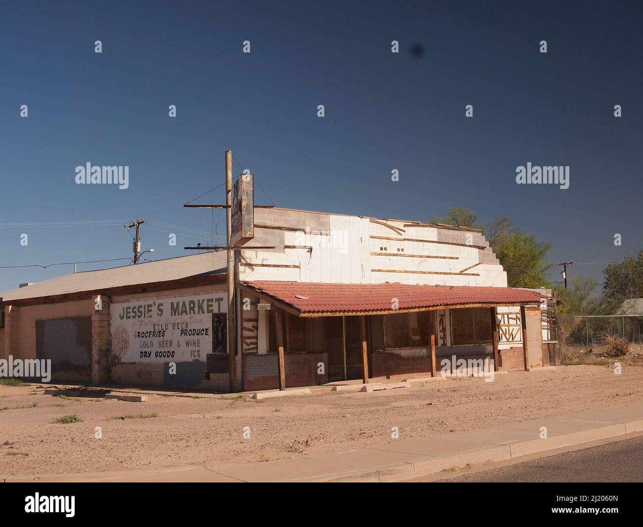 Abandonné petit magasin de connivence dans une rue poussiéreuse de Gila Bend Arizona. Banque D'Images