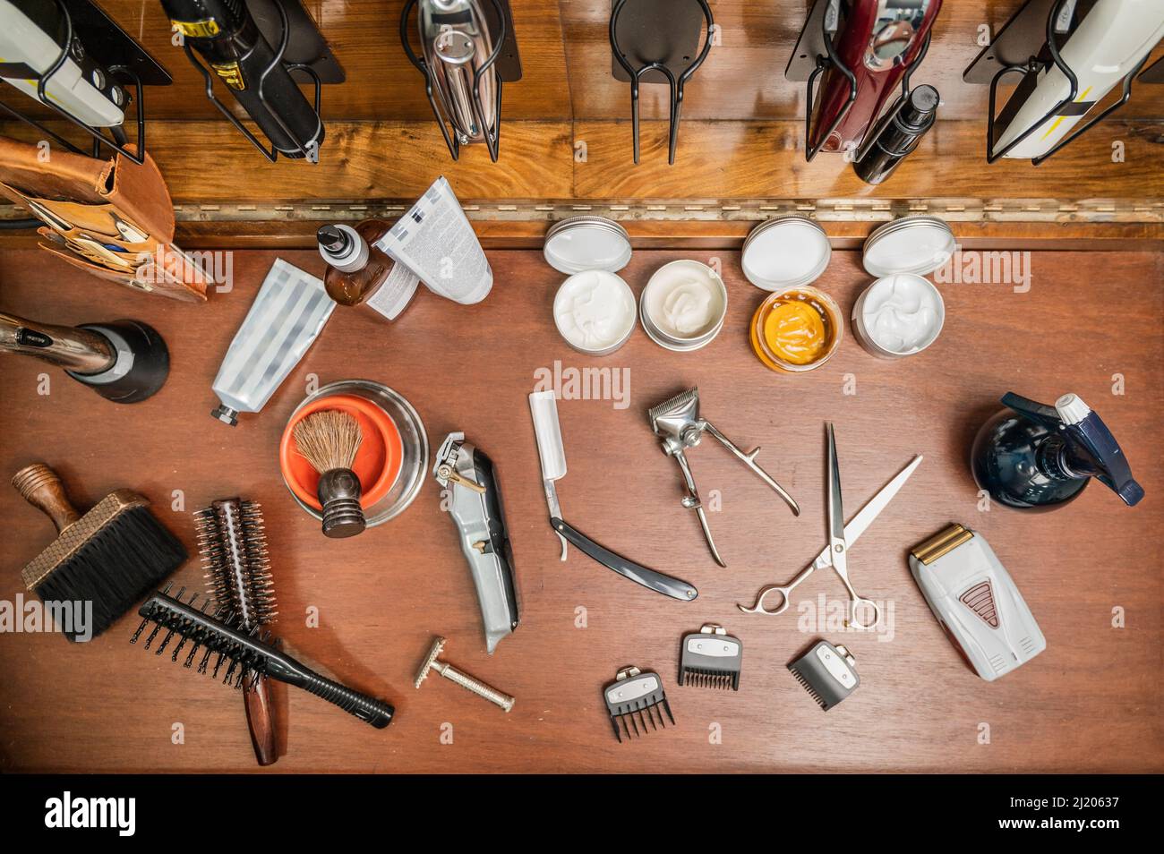 Vue de dessus barber Tools sur l'étagère dans le barbershop. Photographie  de haute qualité Photo Stock - Alamy
