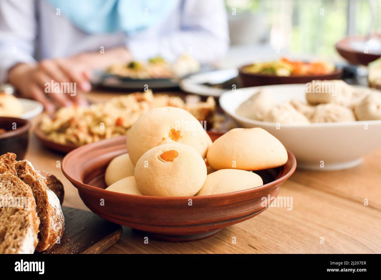 Cookies arabes traditionnels sur table. Célébration d'Eid al-Fitr Banque D'Images