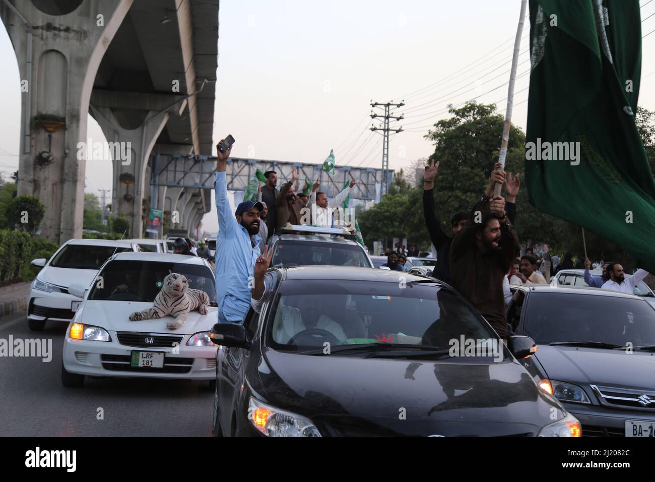 Rawalpindi, Punjab, Pakistan. 27th mars 2022. Les activistes de la Ligue musulmane (PML-N) quittent leurs régions pour participer à la rencontre publique à Islamabad. (Credit image: © Raja Imran/Pacific Press via ZUMA Press Wire) Banque D'Images