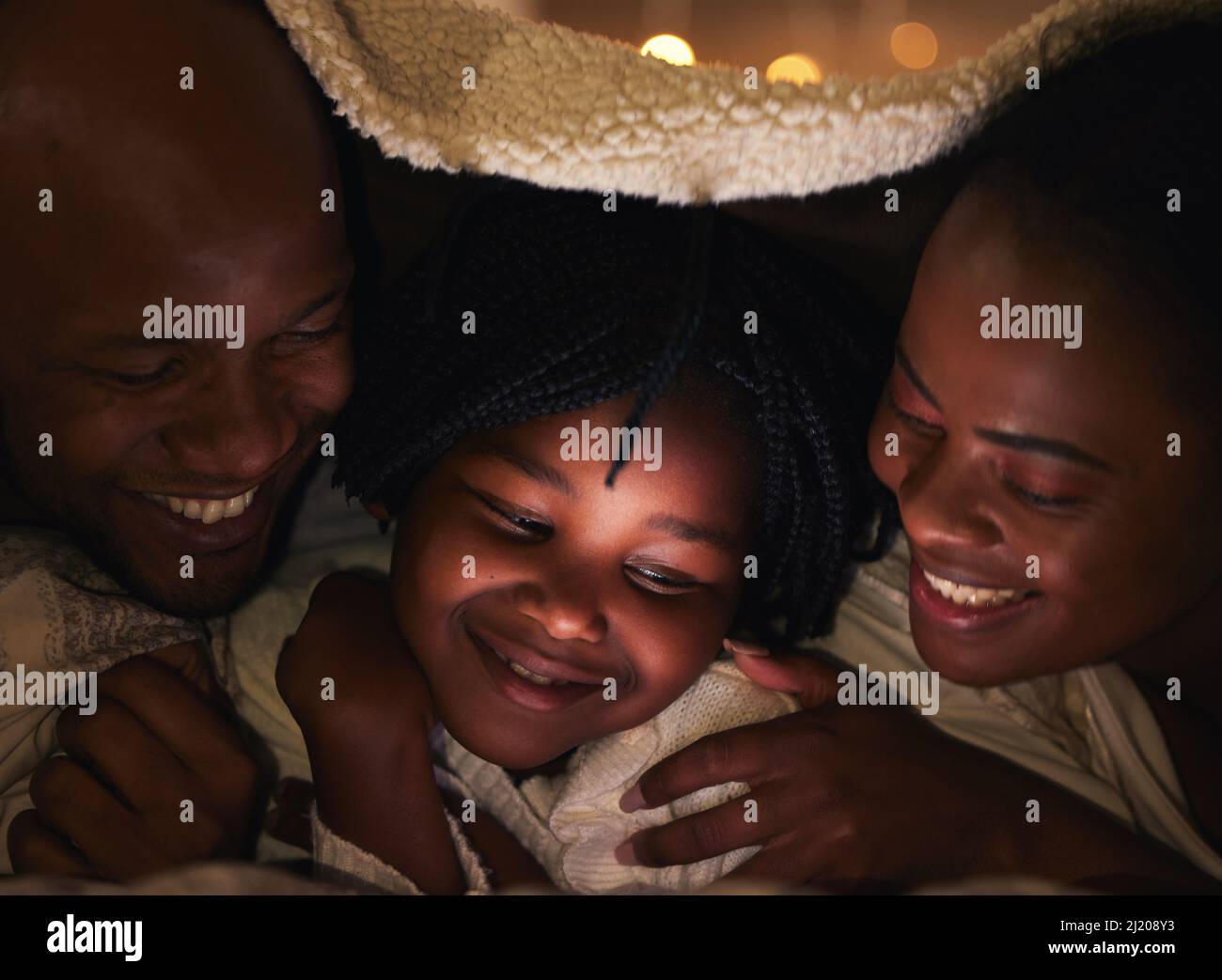 Le plus petit moment peut créer la plus grande mémoire. Photo d'un jeune membre de la famille à la maison. Banque D'Images