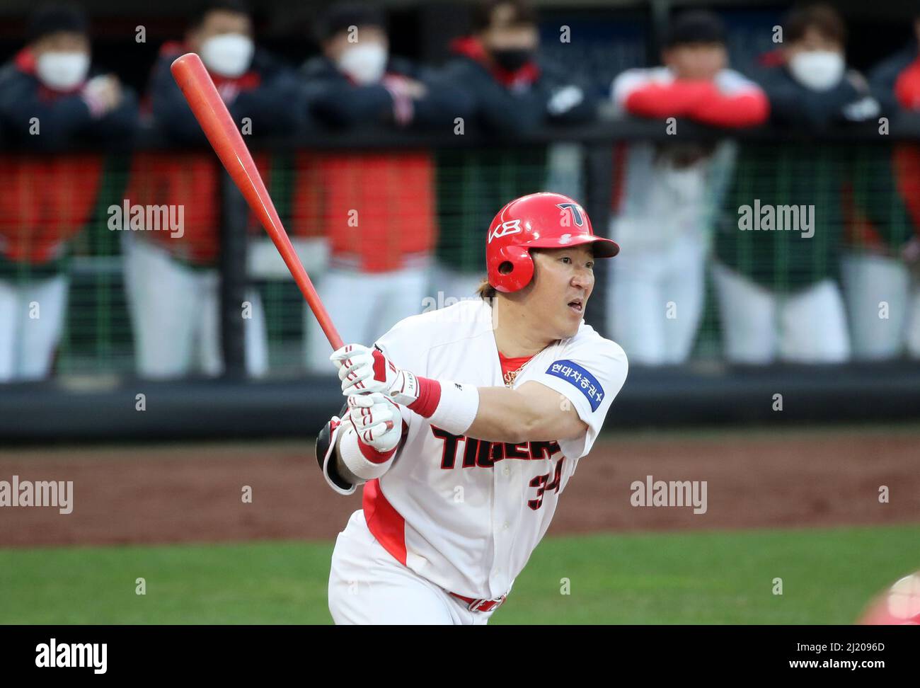 29th mars 2022. Baseball: SSG Landers contre Kia Tigers Choi Hyung-woo des Kia Tigers frappe un double lors d'un match de pré-saison de l'Organisation de baseball de Corée contre les SSG Landers au Gwangju-Kia Champions Field dans la ville sud-ouest de Gwangju, le 28 mars 2022. Crédit : Yonhap/Newcom/Alay Live News Banque D'Images