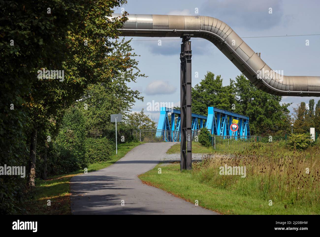 13.09.2021, Allemagne, Rhénanie-du-Nord-Westphalie, Essen - conduites de chauffage de district le long de l'Emscher. Le chauffage urbain est le terme utilisé pour décrire Banque D'Images