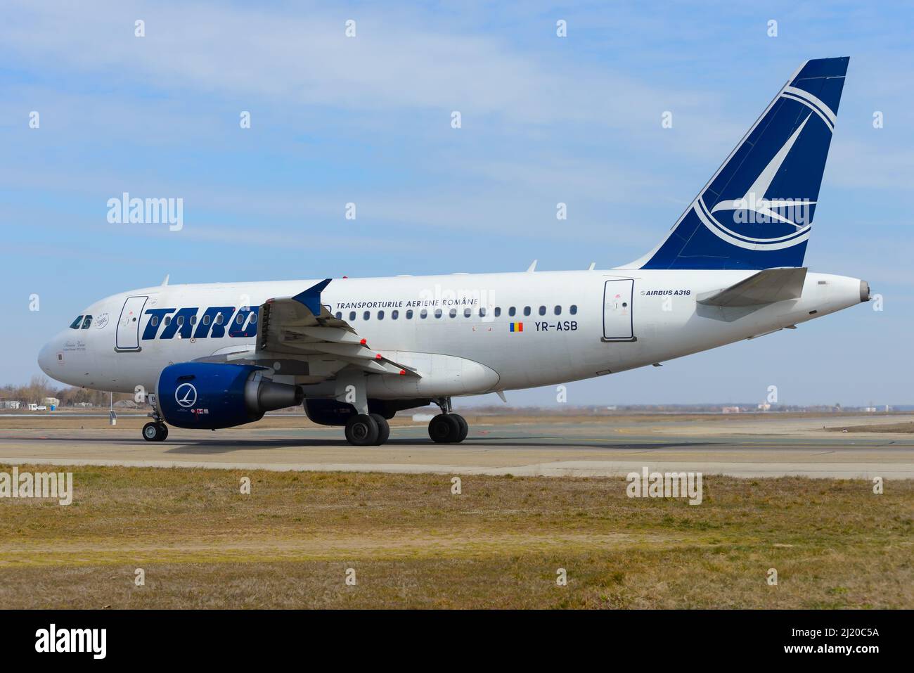 TAROM Airbus A318 à l'aéroport de Bucarest. Avion de transport aérien roumain. Plan YR-ASB. Banque D'Images