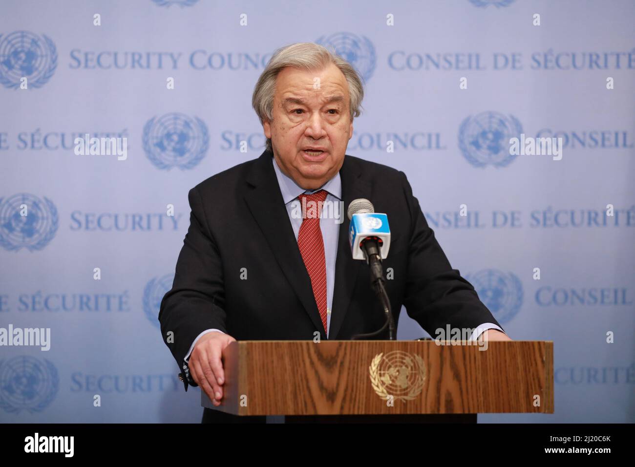 Nations Unies. 28th mars 2022. Le Secrétaire général des Nations Unies, Antonio Guterres, s'adresse à la presse à l'extérieur du Conseil de sécurité, au siège de l'ONU à New York, le 28 mars 2022. M. Guterres a lancé lundi une initiative de cessez-le-feu humanitaire en Ukraine. Credit: XIE E/Xinhua/Alay Live News Banque D'Images