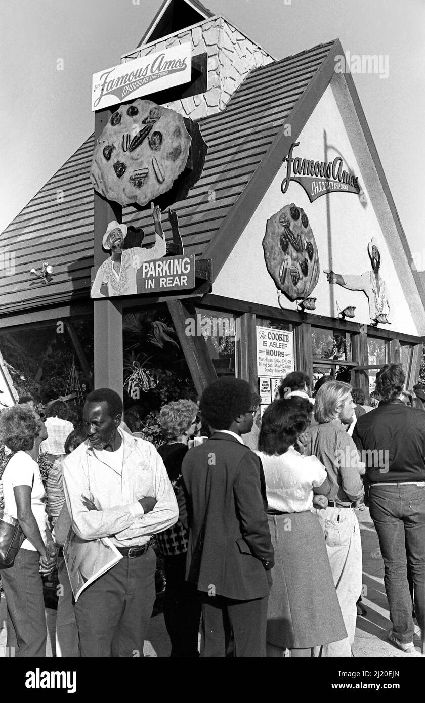 Les gens font la queue devant la célèbre boutique de cookies Amos à Hollywood pour avoir l'occasion de voir Andy Warhol et Wally Amos dans le cadre de leur événement Amos et Andy en 1979. Banque D'Images