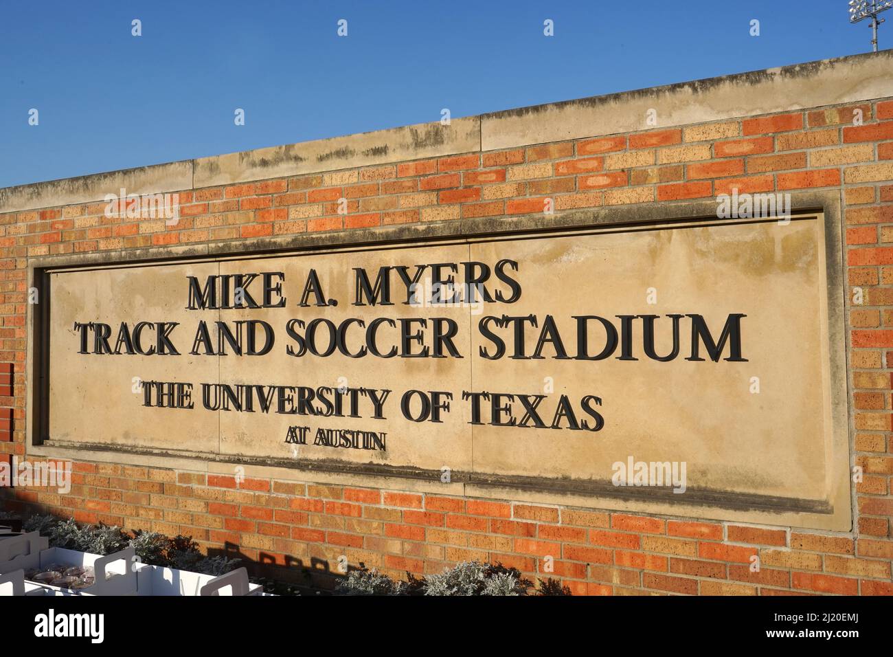 Un panneau à l'entrée du stade Mike A. Myers sur le campus de l'Université du Texas, vendredi 25 mars 2022, à Austin. Tex. le stade est le ho Banque D'Images