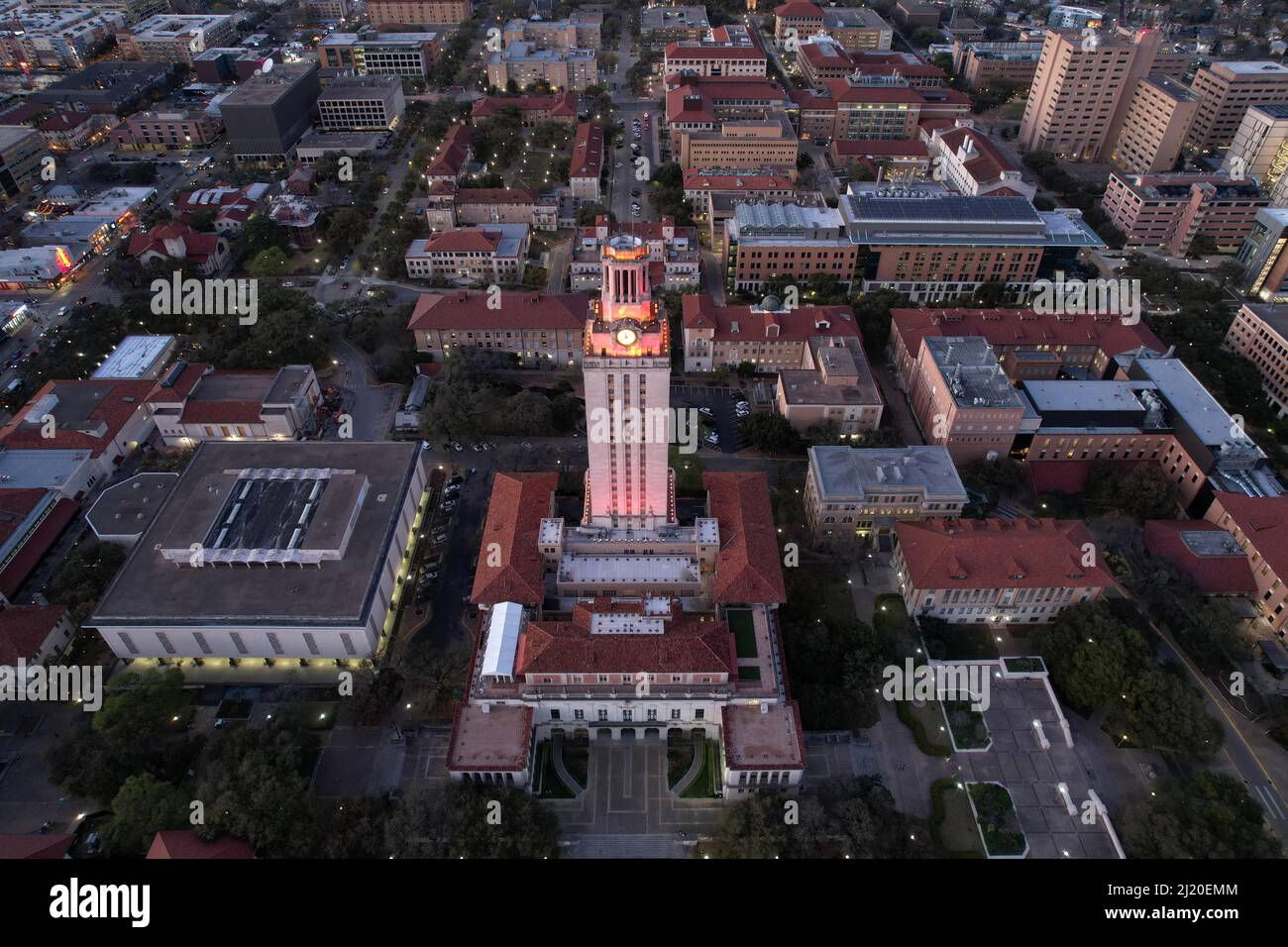 La tour UT et le bâtiment principal du campus de l'Université du Texas sont illuminés en orange brûlé, le jeudi 24 mars 2022, à Austin. Texte Banque D'Images