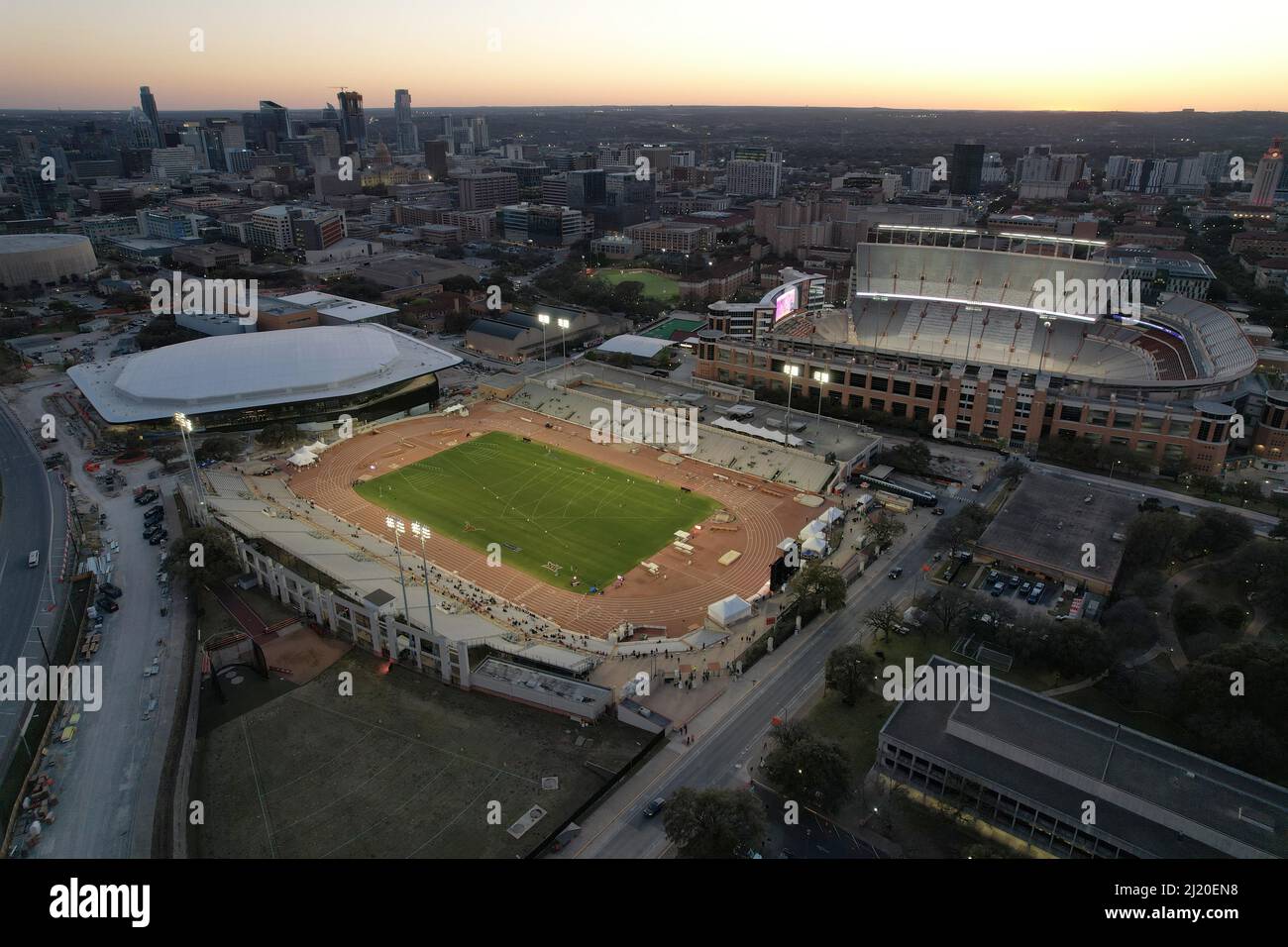 Une vue aérienne du stade Mike A. Myers sur le campus de l'Université du Texas, vendredi 25 mars 2022, à Austin. Tex. le stade est la maison de Th Banque D'Images