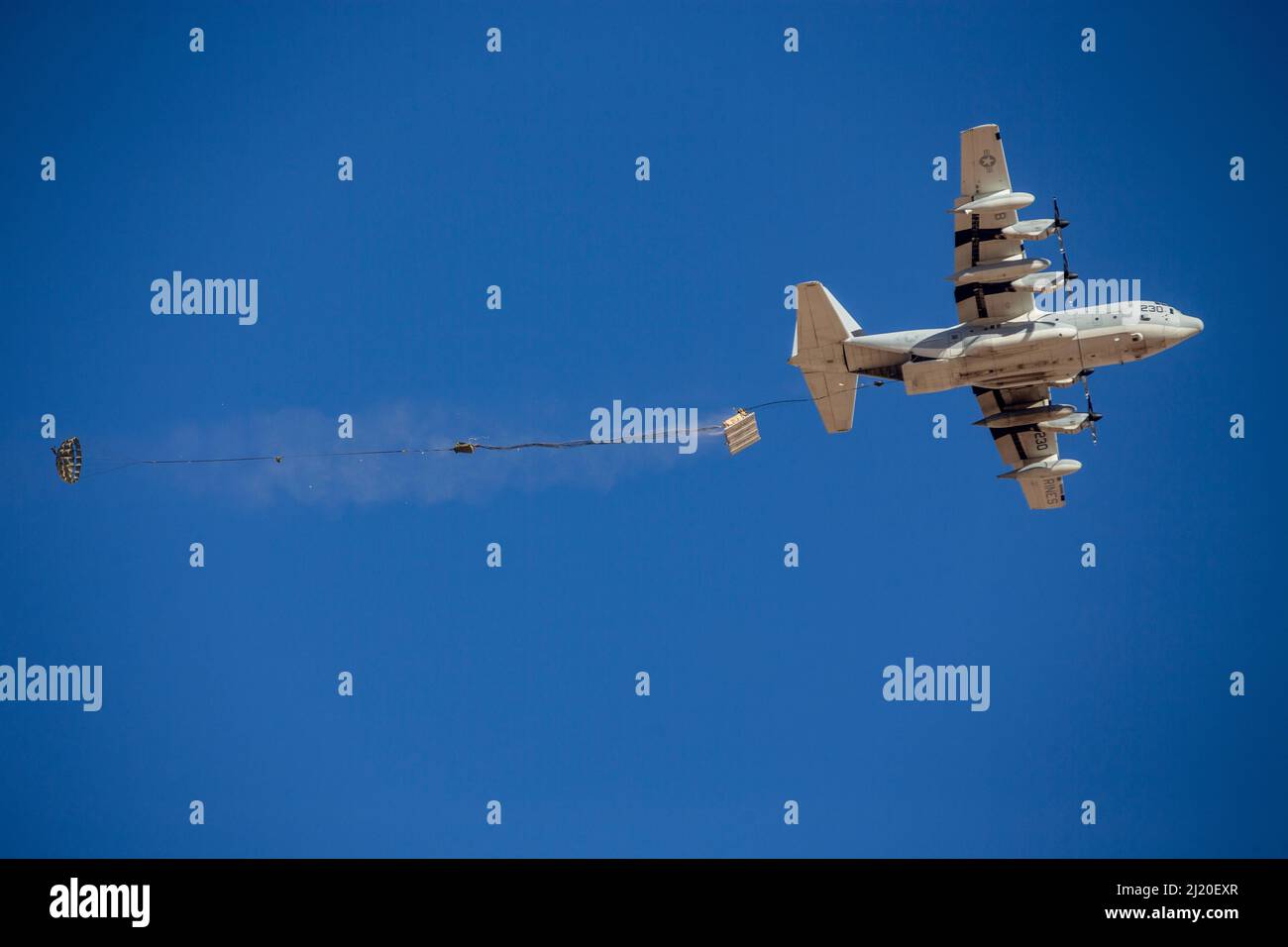 Un US Marine corps KC-130J Hercules, livre des fournitures lors d'une chute de cargaison et de personnel, à l'appui du cours d'instructeur d'armes et de tactiques (WTI) 2-22, à l'aérodrome auxiliaire II, près de Yuma, en Arizona, le 24 mars 2022. WTI est un événement de formation de sept semaines organisé par l'escadron 1 des armes et tactiques de l'aviation maritime (MAWTS-1), offrant une formation tactique avancée normalisée et une certification des qualifications des instructeurs de l'unité pour soutenir la formation et l'état de préparation de l'aviation maritime, et aidant à développer et à utiliser des armes et des tactiques de l'aviation. (É.-U. Photo du corps marin par Cpl. Camille Polete) Banque D'Images