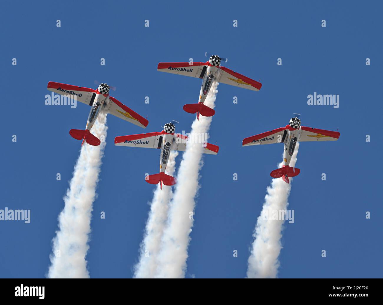 L'équipe AeroShell Aerobatic effectue une manœuvre aérienne au salon aérien Wings Over Columbus de 2022 le 26 mars 2022, à la base aérienne de Columbus, au Mrs. L'équipe AeroShell Aerobatic effectue des manœuvres aériennes en formation serrée devant des millions de fans de spectacles aériens dans toute l'Amérique du Nord. (É.-U. Photo de la Force aérienne par le premier Airman Davis Donaldson) Banque D'Images
