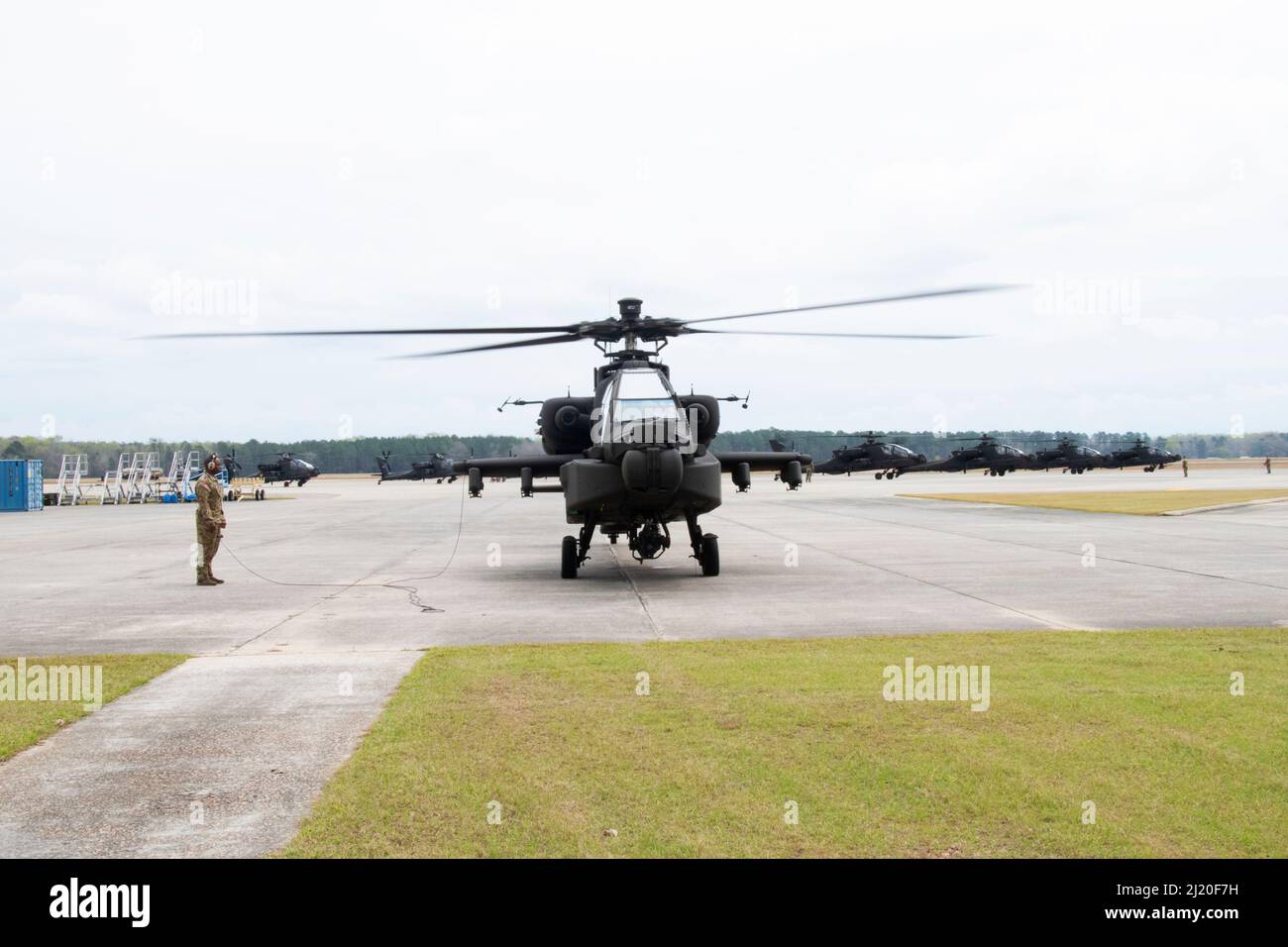 Les cinq premiers hélicoptères d'attaque Apache AH-64E livrés à la Garde nationale de Caroline du Sud arrivent à la base de la Garde nationale commune McEntyre, Caroline du Sud, le 24 mars 2022. La Garde nationale de Caroline du Sud remplace 24 avions de modèle D par un nouveau modèle E, qui sera livré et piloté par le bataillon de reconnaissance d'attaque 1-151st. Le nouveau modèle comprend des mises à niveau mécaniques et logicielles qui amélioreront considérablement leur capacité à travailler et à communiquer dans un environnement de services communs, et permettront aux pilotes de fonctionner avec davantage de capacités dans les conflits futurs. (É.-U. NAT. Armée Banque D'Images