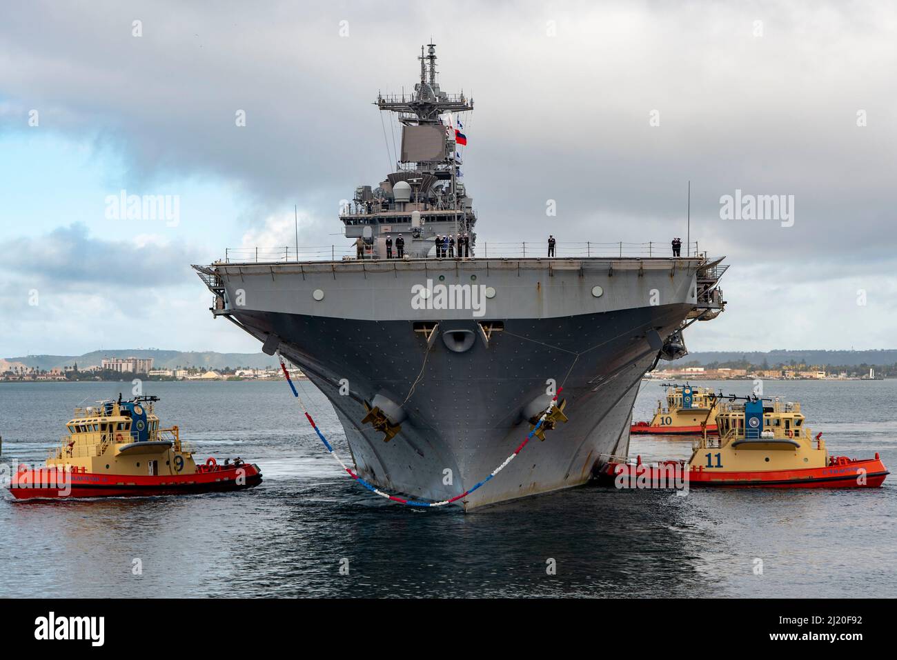 Le navire d'assaut amphibie USS Essex (LHD 2) transite dans la baie de San Diego en vue de son arrivée au bord du pierside. Essex, qui fait partie du Essex Amphiobie Ready Group, est retourné à la base navale de San Diego en mars 4, après un déploiement dans les zones d'exploitation de la flotte américaine de 3rd, 5th et 7th afin de soutenir la stabilité régionale et une Indo-Pacific libre et ouverte. Banque D'Images