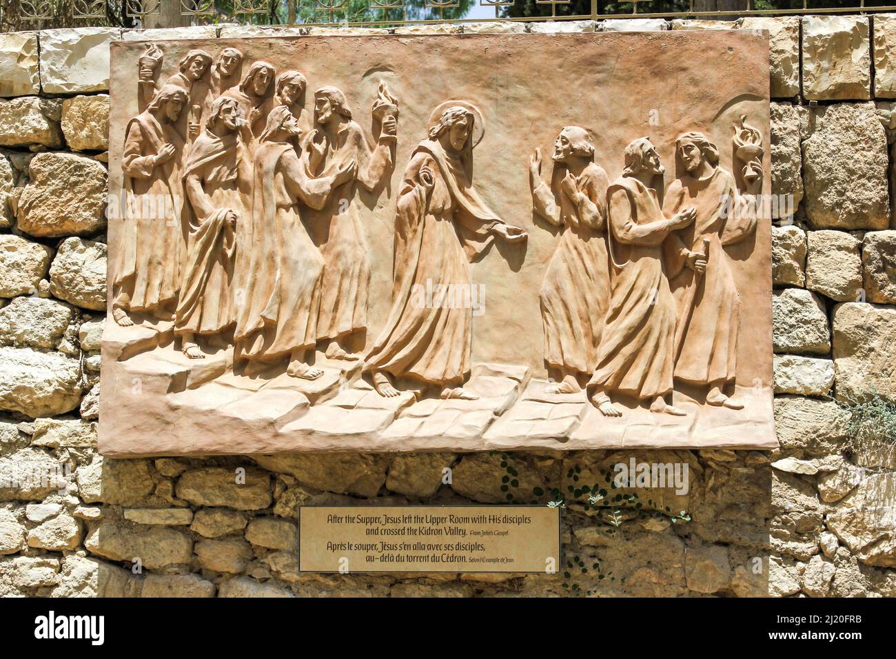 Le relief de cette plaque à Jérusalem, Israël, dépeint Jésus Christ traversant la vallée du Kidron avec ses disciples après la Cène. Banque D'Images