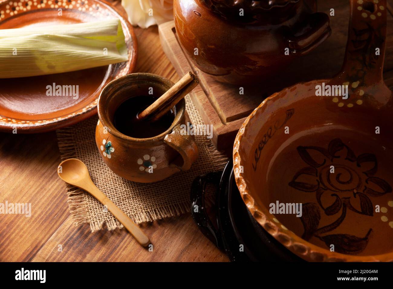 Authentique café mexicain maison (café de olla) servi dans une tasse d'argile traditionnelle (Jarrito de barro) sur une table en bois rustique. Banque D'Images