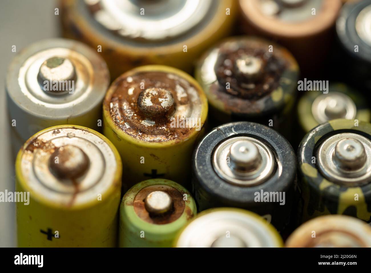 Gros plan de la batterie usagée avec des traces de rouille et de corrosion. Concept de déchets dangereux électroniques Banque D'Images
