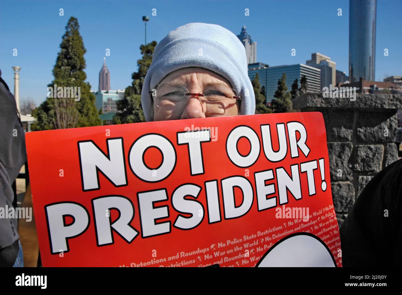 Femme à la manifestation anti-guerre et au défilé anti-Bush, une avec son visage complet Banque D'Images