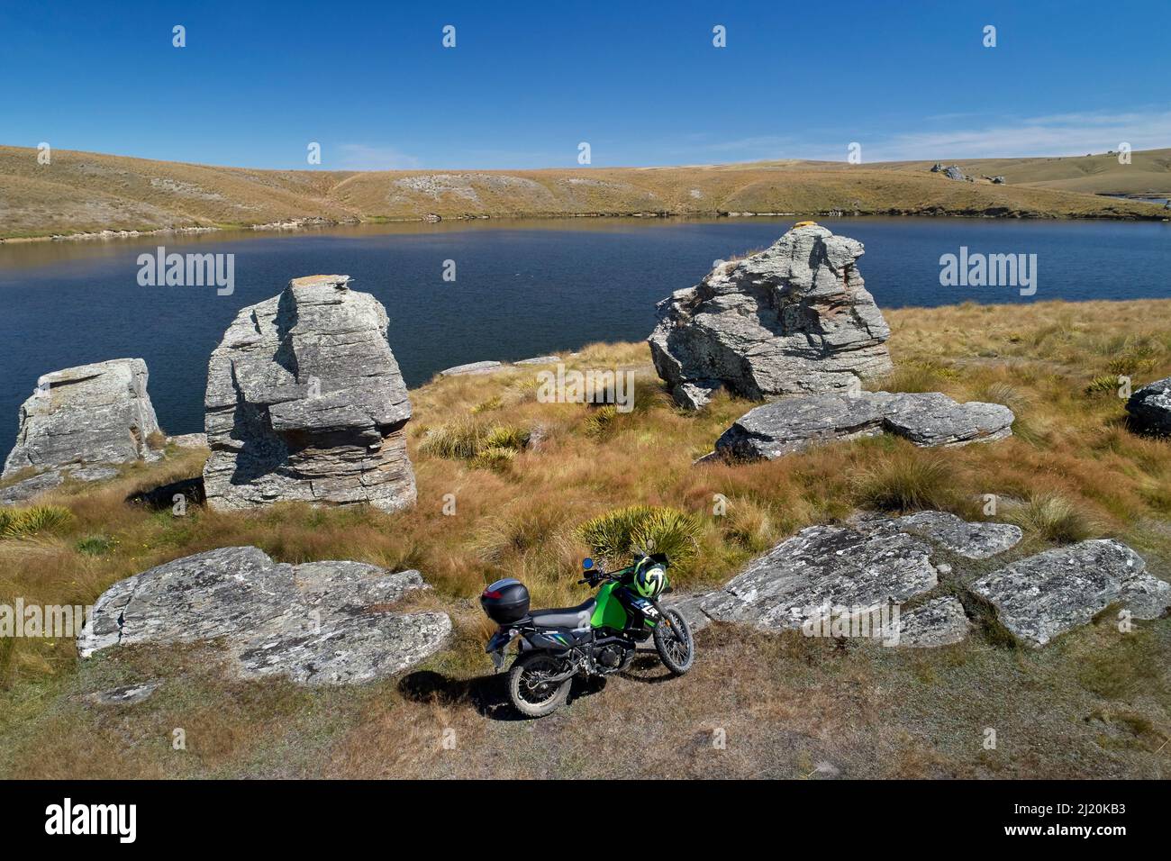 Aventure moto par Logan Burn Reservoir (alias Great Moss Swamp), par Old Dunstan Trail, Central Otago, South Island, Nouvelle-Zélande - drone aérien Banque D'Images