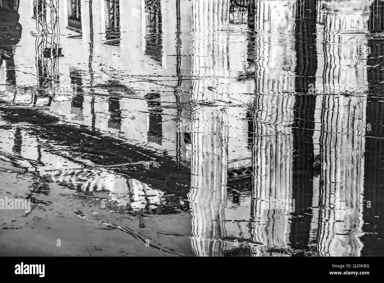 Noël blanc noir Patinage de glace Rink Reflection Résumé Maison Caree ancien temple romain classique magasins Plaza Nimes Gard France. Te romain le plus ancien Banque D'Images