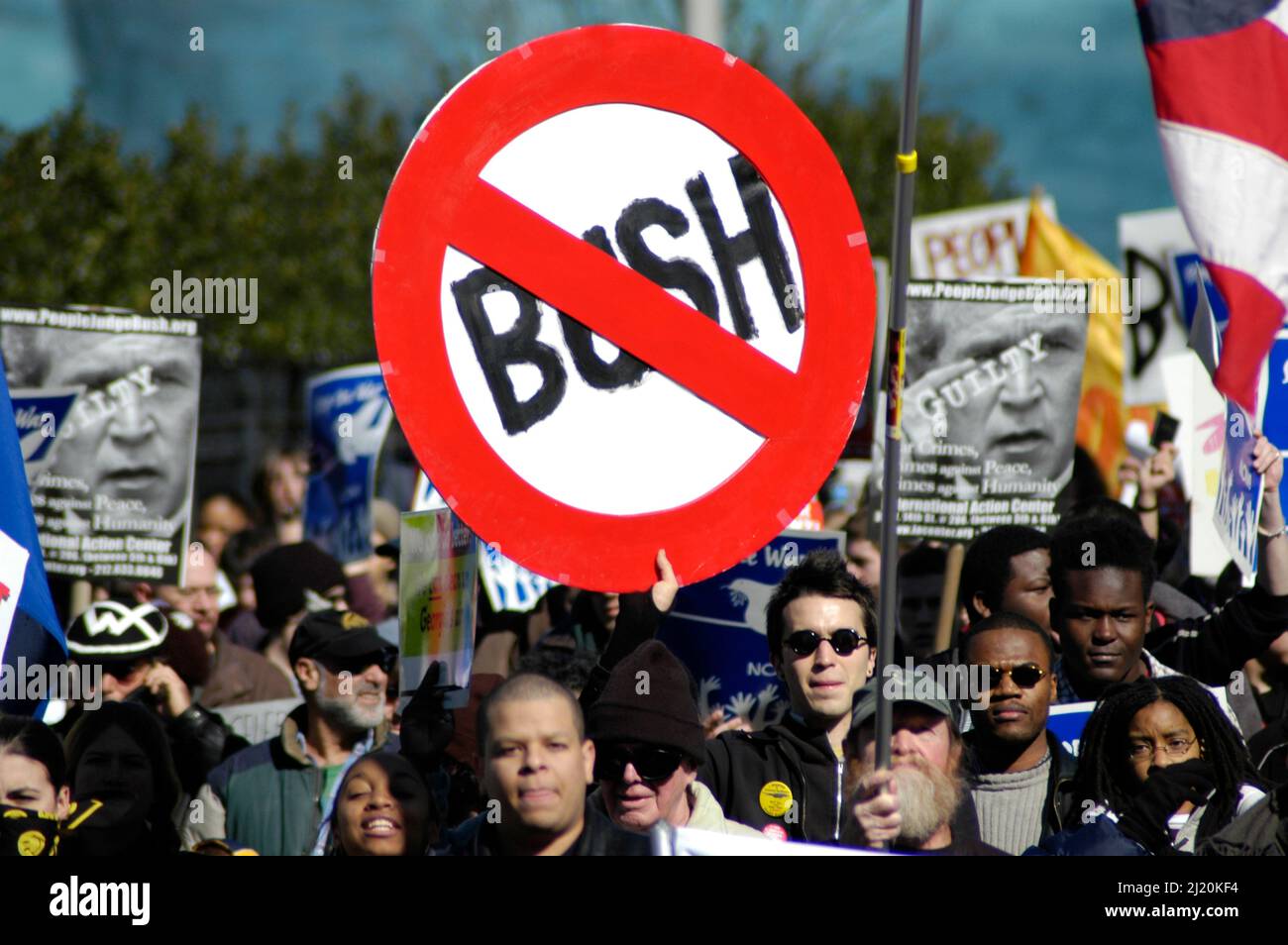 Les gens à la guerre anti et anti Bush de démonstration à Atlanta en parade 05 Février Banque D'Images
