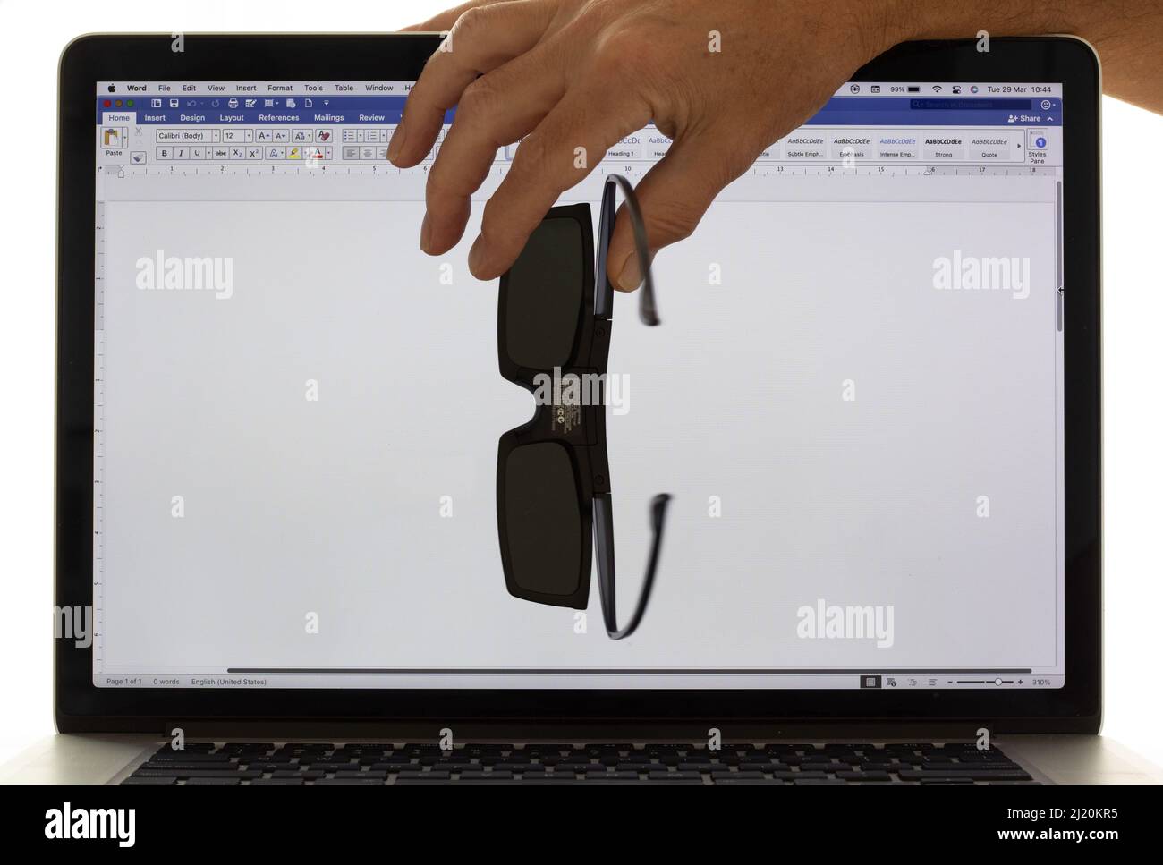 Étape 3. Si les lunettes s'obscurcissement, maintenez cette position, sinon toute orientation des lunettes devrait fonctionner, mais l'effet sera moins vif. Banque D'Images