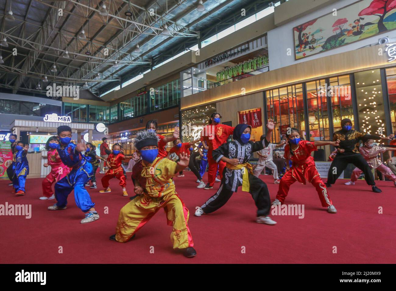 Le Championnat Wushu pour étudiants aura lieu dans un centre commercial à Bogor, à Java Ouest, en Indonésie, le 26 mars 2022. Banque D'Images