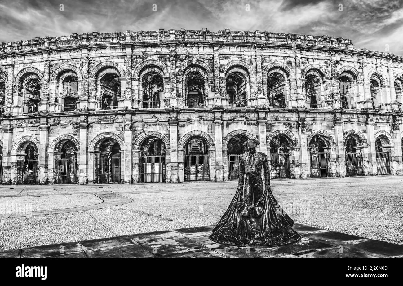 Black White Hero Statue Nimeno II Ancient Classical Roman Amphitheatre Arena Nîmes Gard France. Matador gravement blessé arène est mort Banque D'Images