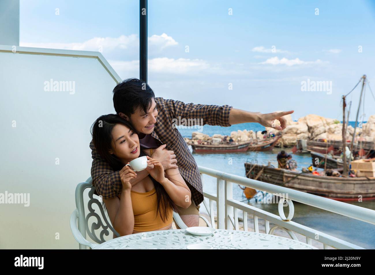 Jeune couple prenant le thé de l'après-midi et la vue sur la mer - photo de stock Banque D'Images