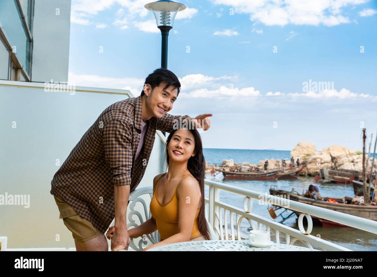 Jeune couple prenant le thé de l'après-midi et la vue sur la mer - photo de stock Banque D'Images