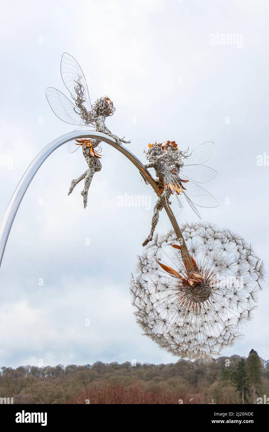 Sculpture en fil de fées et horloge en pissenlit dans Trentham Gardens,  Stoke on Trent par Robin Wright Fantasy Wire Photo Stock - Alamy