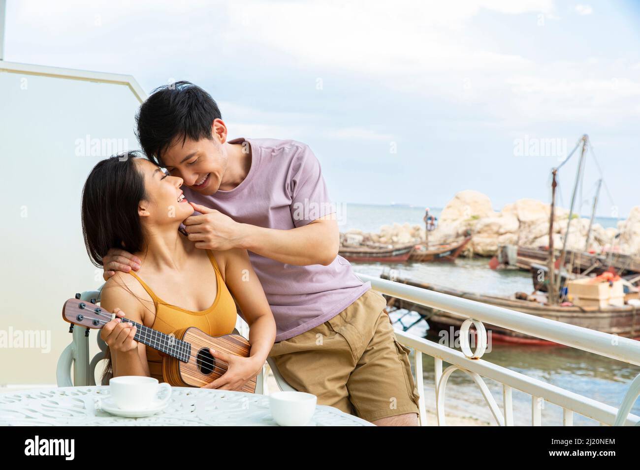 Couple s'appréciant au restaurant avec vue sur l'océan - photo de stock Banque D'Images