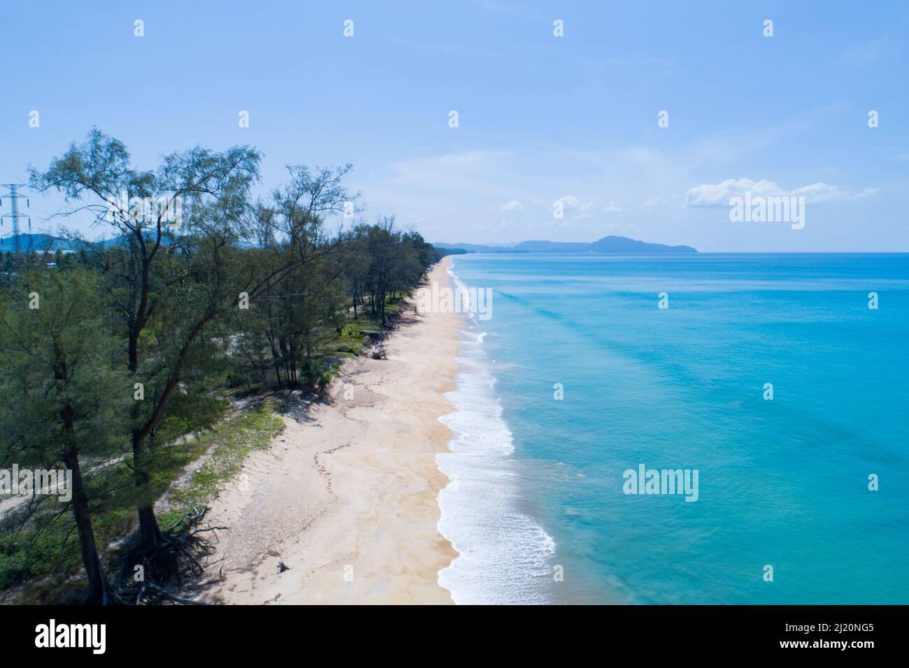 Vue aérienne de la mer bleu surface de l'eau texture fond Drone volant au-dessus des vagues de mer surface de l'eau texture sur l'océan tropical ensoleillé dans l'île de Phuket Th Banque D'Images