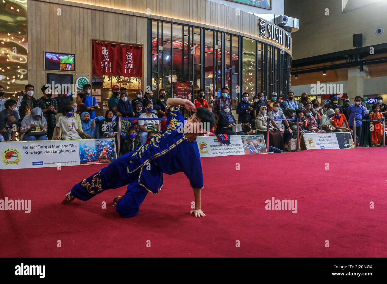 Le Championnat Wushu pour étudiants aura lieu dans un centre commercial à Bogor, à Java Ouest, en Indonésie, le 26 mars 2022. Banque D'Images