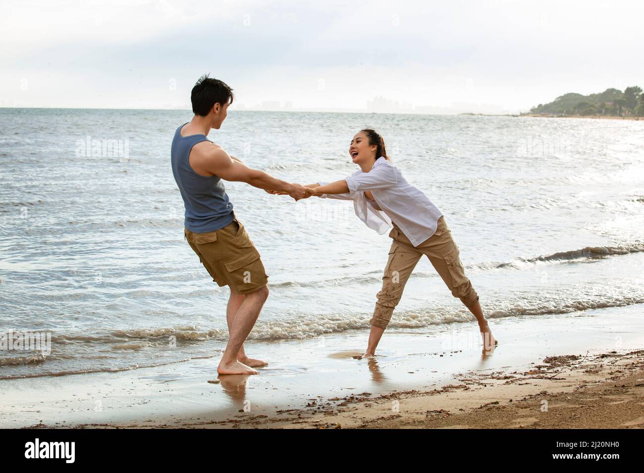 Pieds nus jeunes amoureux de l'eau sur la plage - photo de stock Banque D'Images