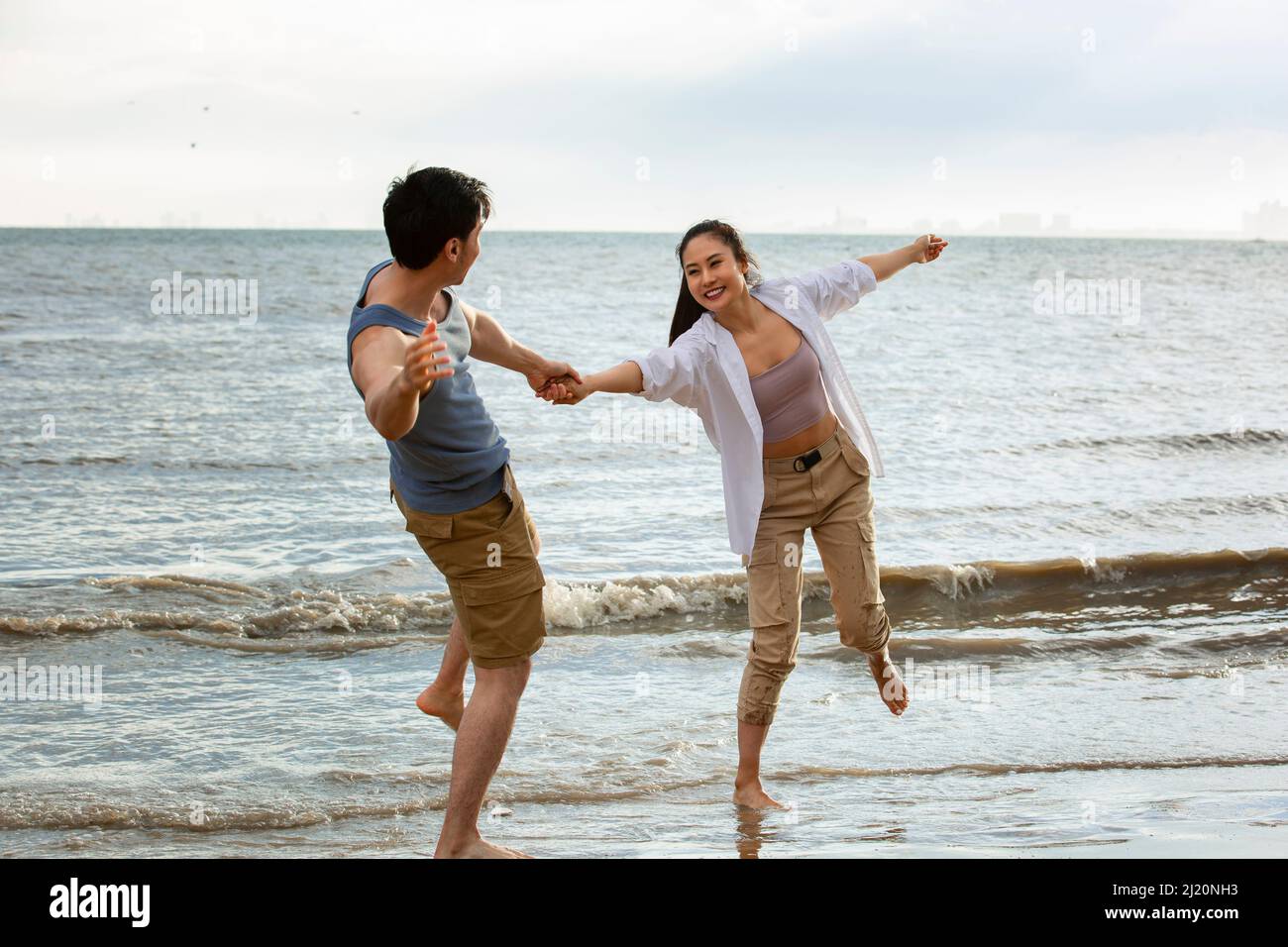 Pieds nus jeunes amoureux de l'eau sur la plage - photo de stock Banque D'Images