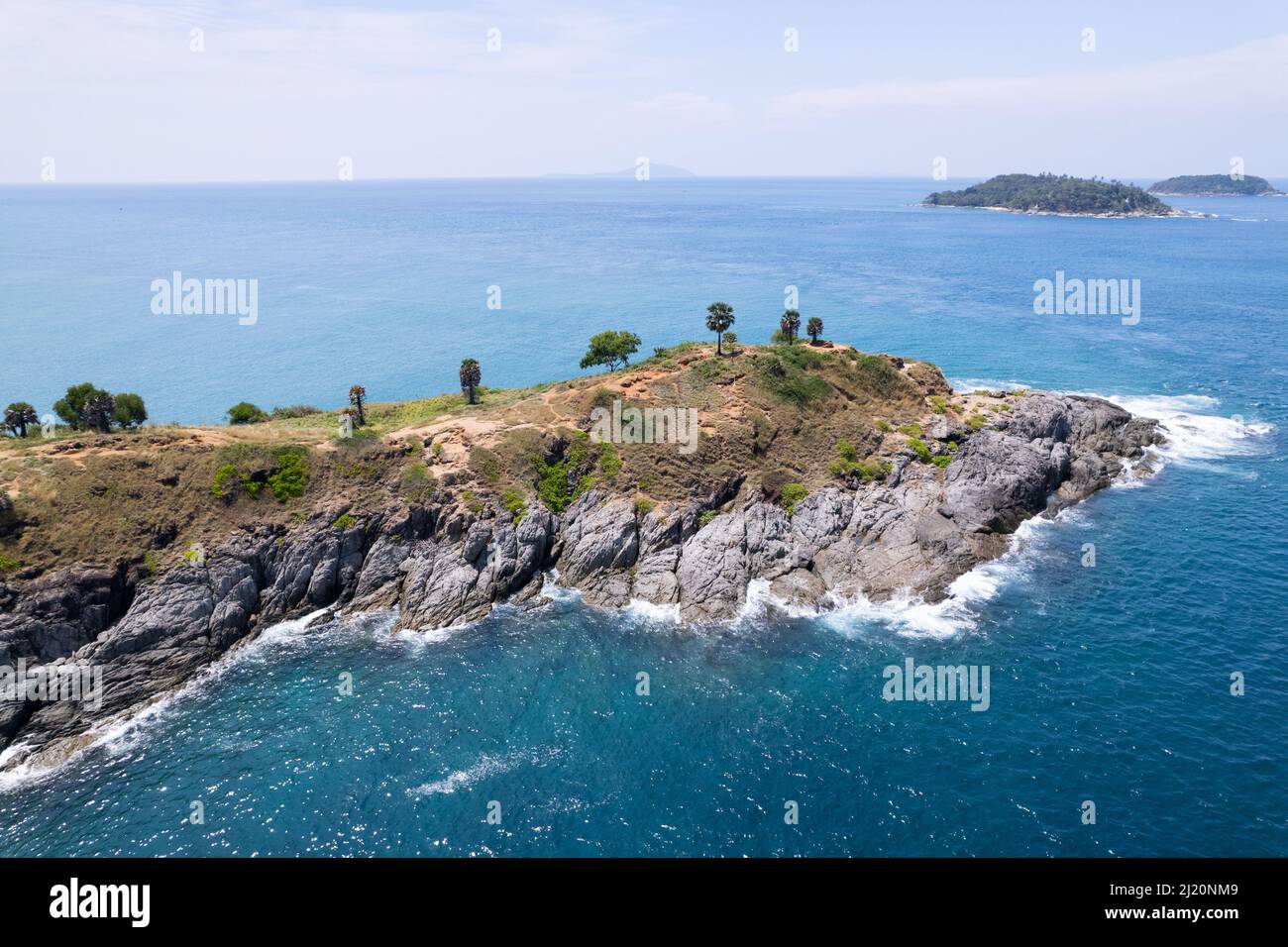 Vue aérienne phuket seashore vague s'écrasant sur les rochers à Laem promthep cape belle mer à Phuket Thaïlande.Phuket point de vue est célèbre destination touristique Banque D'Images