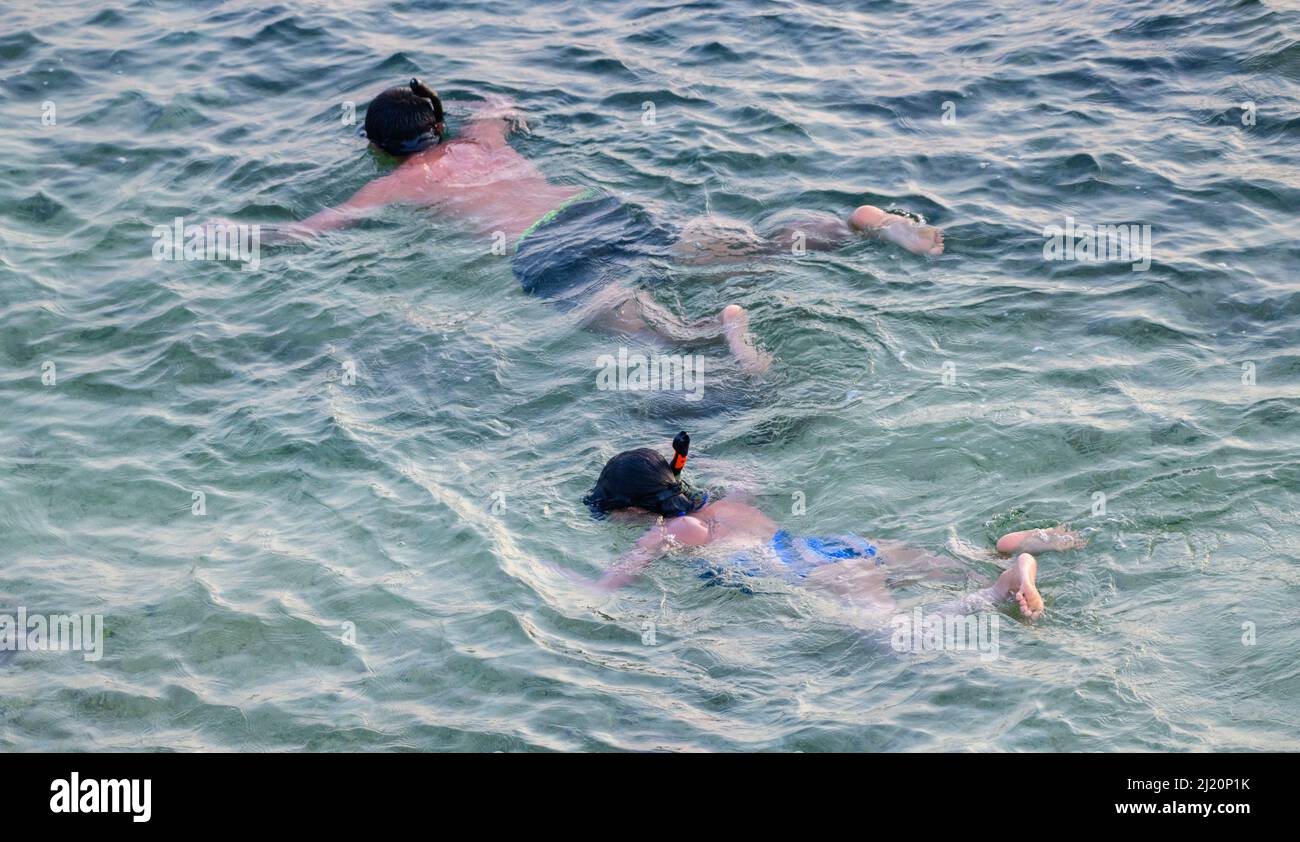 Père et fille avec tuba ensemble dans la plage de Galle, vue d'un angle élevé. Banque D'Images