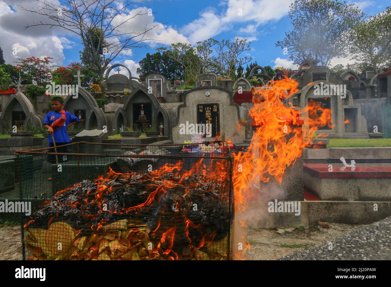 Saluant la célébration de Cheng Beng, les Indonésiens chinois font un pèlerinage au cimetière chinois de Bogor, Indonésie, le 27 mars 2021 Banque D'Images