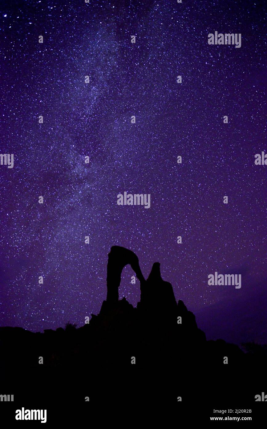 Ciel nocturne au-dessus de l'arche de pierre, appelé l'arche de Julia. Réserve naturelle et culturelle Ennedi, site du patrimoine mondial de l'UNESCO, Tchad. Septembre 2019. Banque D'Images