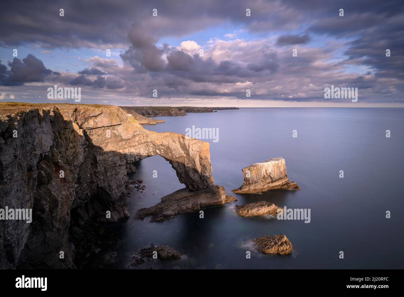 L'arche de mer du pont vert du pays de Galles, Castlemartin, Pembrokeshire, pays de Galles, Royaume-Uni, Septembre. Banque D'Images