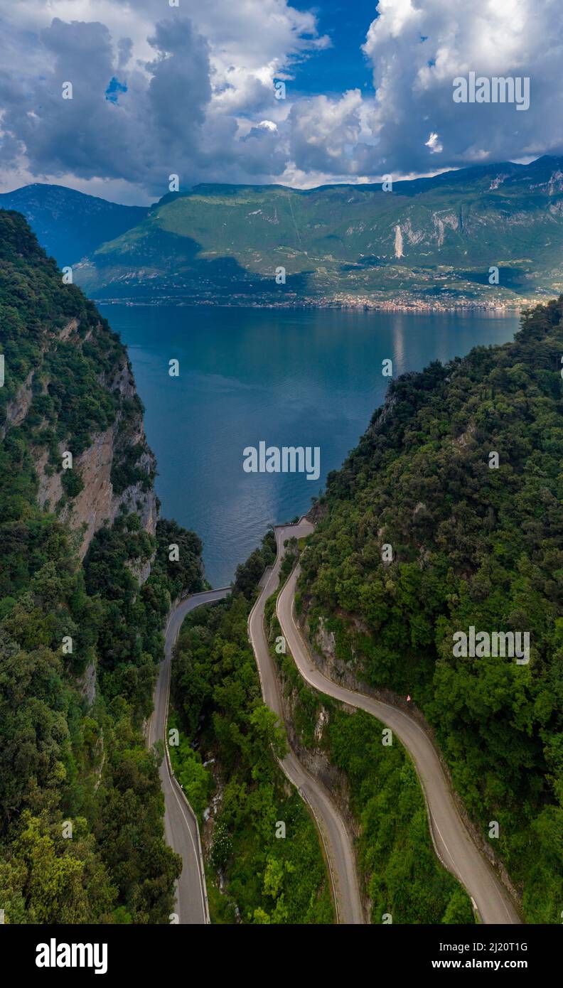Vue sur Strada della Forra, Tremosine, Lac de Garde, Lombardie, Italie, Europe Banque D'Images
