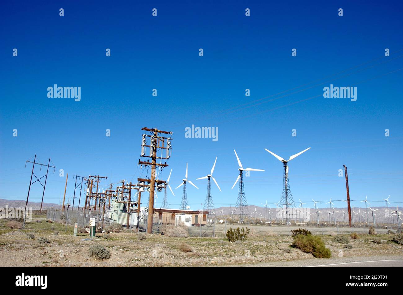 Éoliennes produisant de l'électricité dans Banning Pass près de Palm Springs, Californie du sud États-Unis zone de vent élevé du désert de Mojave Banque D'Images