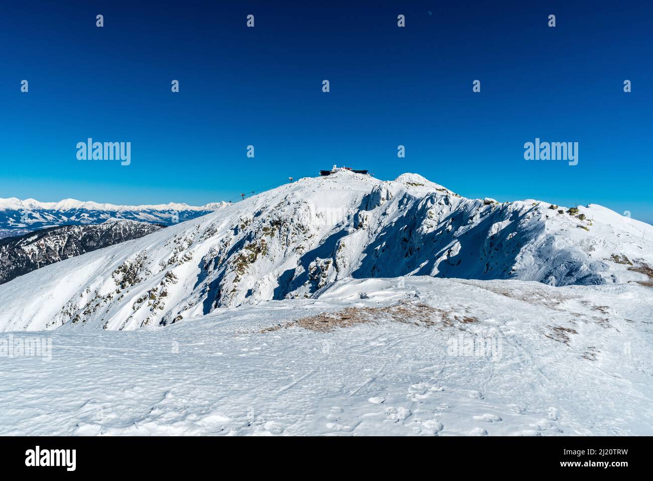 Colline Chopok dans les montagnes de Nizke Tatry et les sommets de Zapadne et Vysoke Tatry pendant la journée d'hiver étonnante Banque D'Images