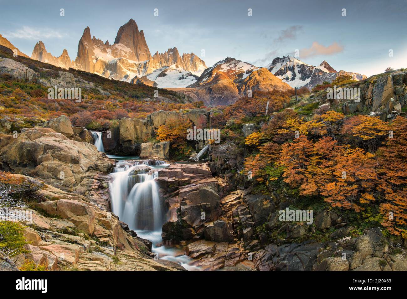 Fitz Roy massif et cascade dans le parc national de Los Glaciares, Argentine. Banque D'Images