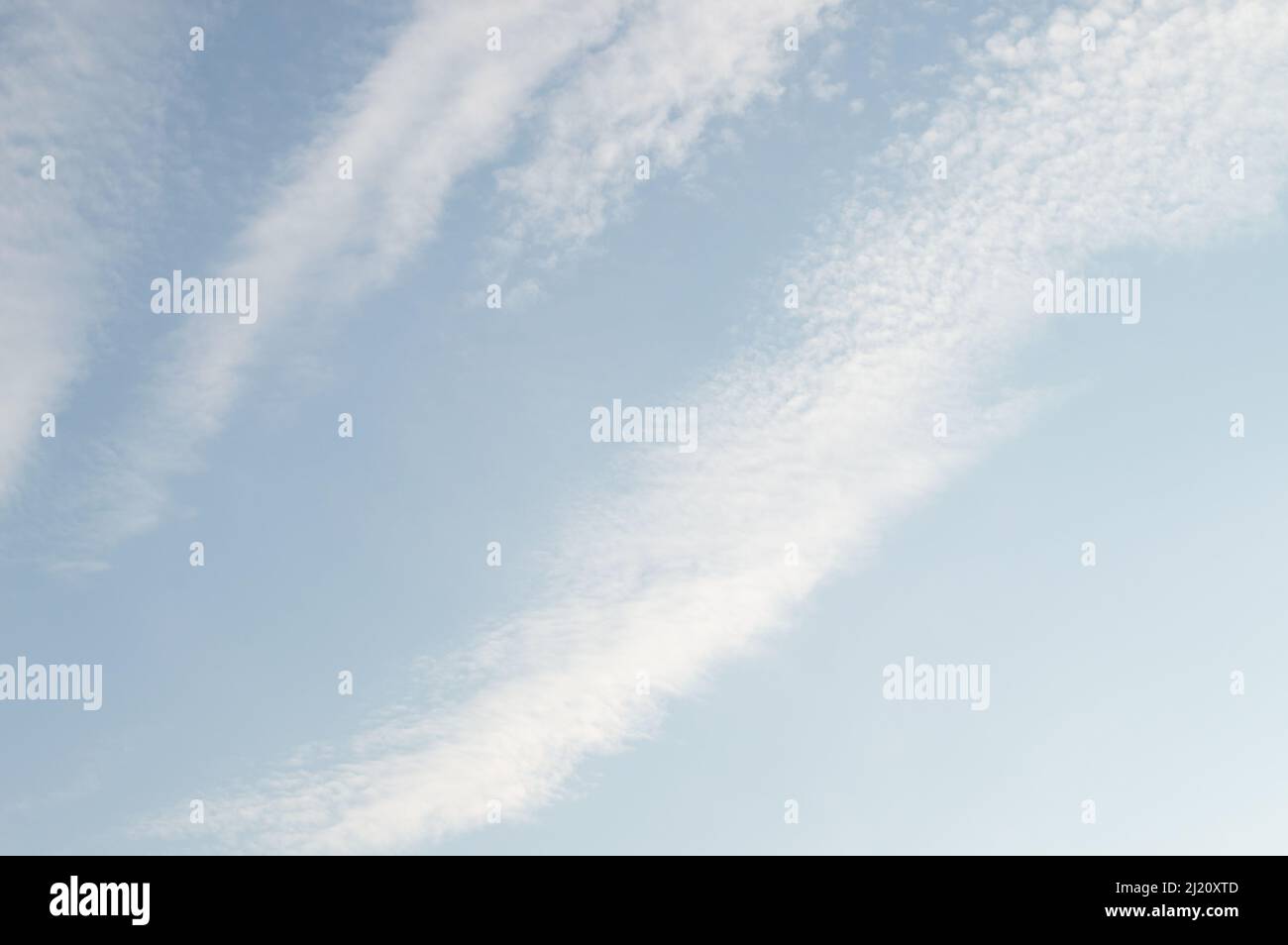 Ciel de chemin lourd. Substance blanche dans le ciel bleu Banque D'Images