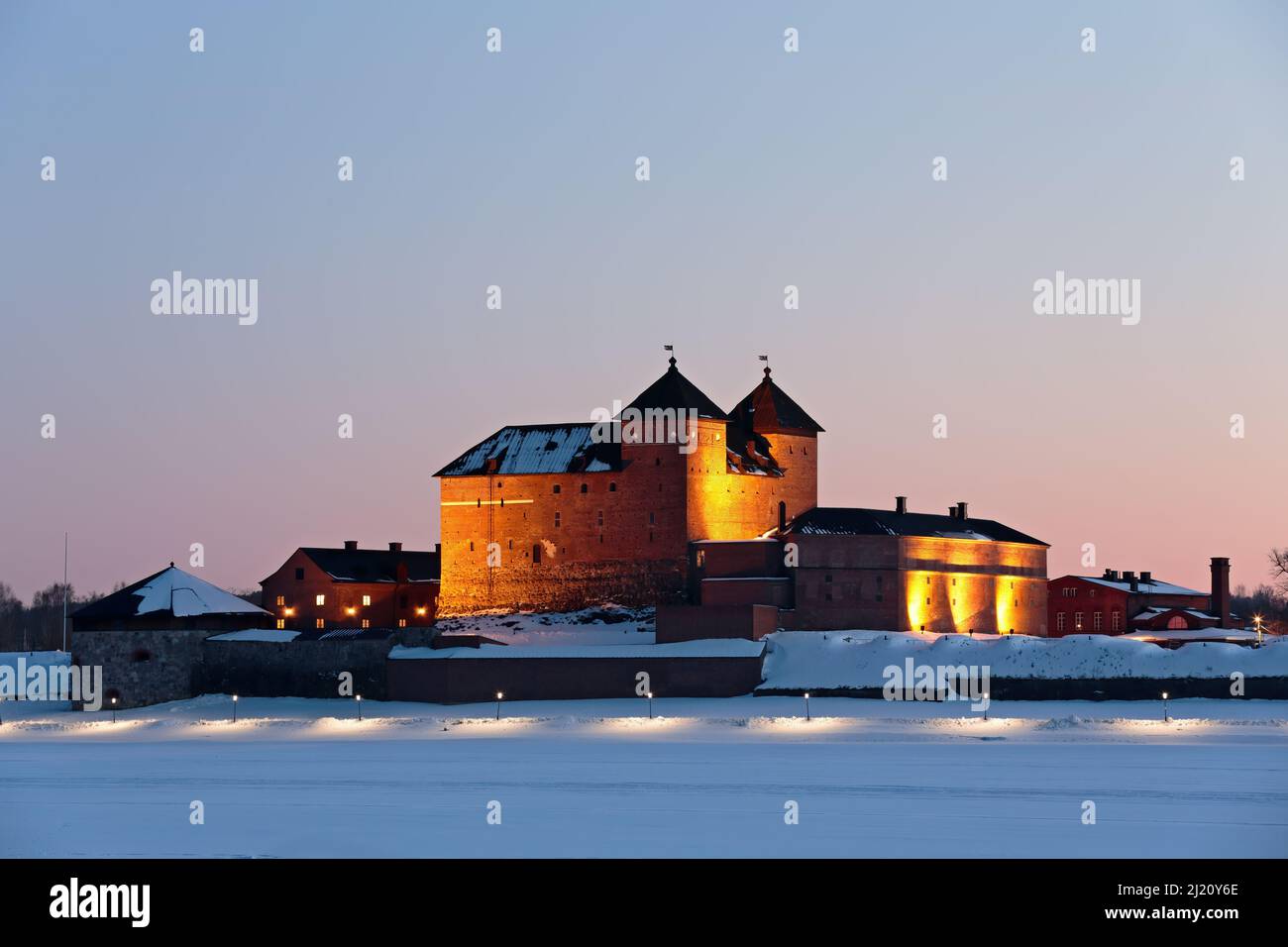 Un château médiéval dans la lumière printanière du soir Banque D'Images